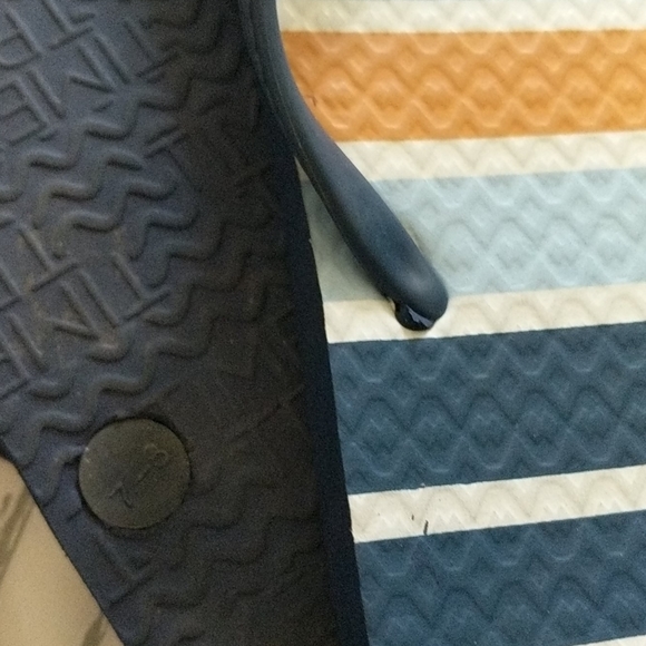 ***SOLD***Bundle flip flops - Picture 3 of 4